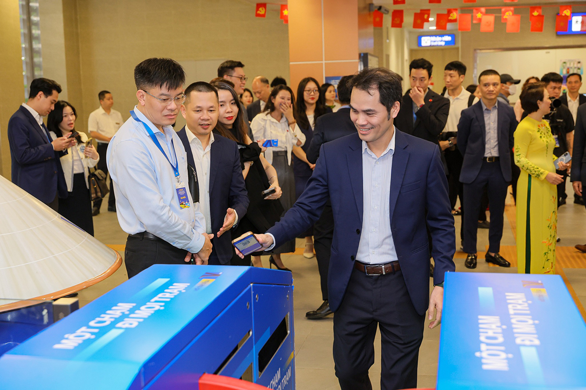 VNPT Money và Hà Nội Metro ra mắt “Tiện ích Metro” đi tàu điện không tiền mặt